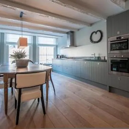 Spectacular Canal 4 Bedroom House 7 Guests